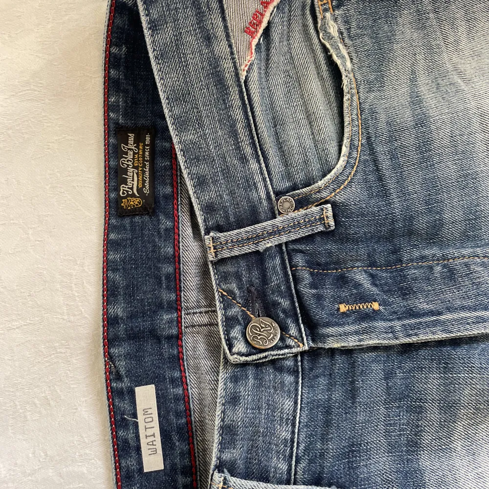Säljer dessa blå Replay Jeans. Modellen heter waitom och storleken är 29/32. Hör av dig vid frågor eller om fler bilder önskas.. Jeans & Byxor.