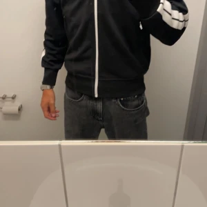 Palm angels  - Säljer min palm angels tröja i dunder skick då den blivit förliten. 