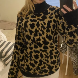 stickad tröja - Nyköpt tröja från nakd