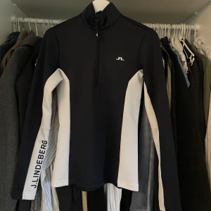 J.Lindeberg  - Aldrig anvendt. Står XS, men skulle hellre saga S. Köpt för två sesonger sen (deras ski kollektion 2021, säljs ej lengre) men den har bara blivit hengande i skåpet 