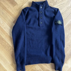 Stone island tröja - Stickad Stone Island tröja, som jag inte längre använder. Tröjan är i jättefint skick. Skriv gärna om du undrar något. 