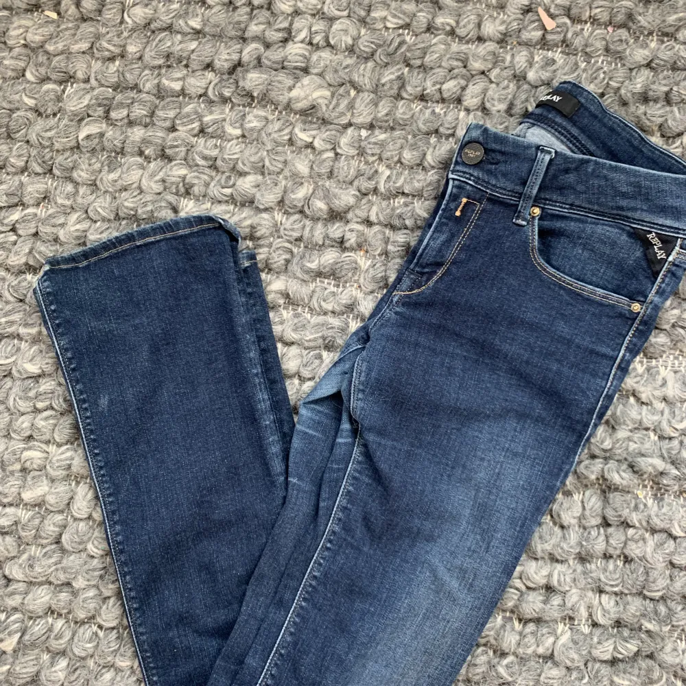 supersnygga replayjeans som såklart är lågmidjade, de är tyvärr för små för mig men dö snygga. Är mellan starkt och bootcut (flared) De är lite slitna mellan låren då jag säljer dom billigare men inget hål eller större defekter!💕💕. Jeans & Byxor.