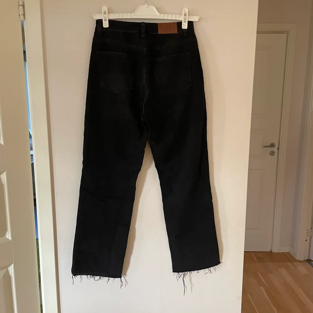 Svartgråa jeans, avklippta nertill, slutar vid anklarna på mig som är 175 cm, högmidjade, använda ca 5 gånger. Säljer pga storlek ej passar. Jeans & Byxor.