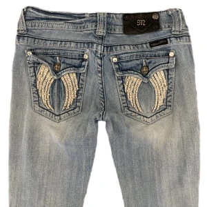 Miss me jeans  - Lågmidjade skinny/straightleg miss me jeans i mycket fint skick utan fläckar❤️ Midjemåttet tvärs över är 36 cm och innerbenslängden är 79cm❤️ Jag är 168cm lång❤️ Tryck gärna på köp nu!