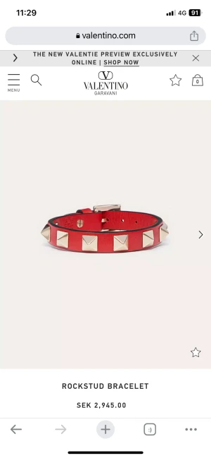 Valentinoarmband rött - Jättesnyggt valentinoarmband i bra skick. Lite skavt på baksidan vid spännet, kolla sista bilden. Men inget som syns när det används. Tillkommer kvitto, box och extra nitar. Nypris 3000 kr