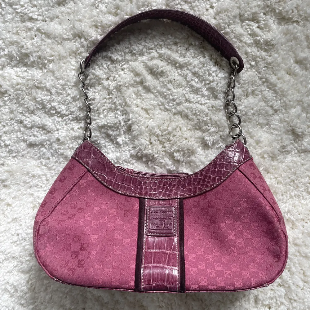 Världens härligaste handväska, från märket Liz claiborne.rymlig med flera fack inuti. B:30 H:15. Vill du köpa är det bara att trycka på ”köp nu”. Väskor.