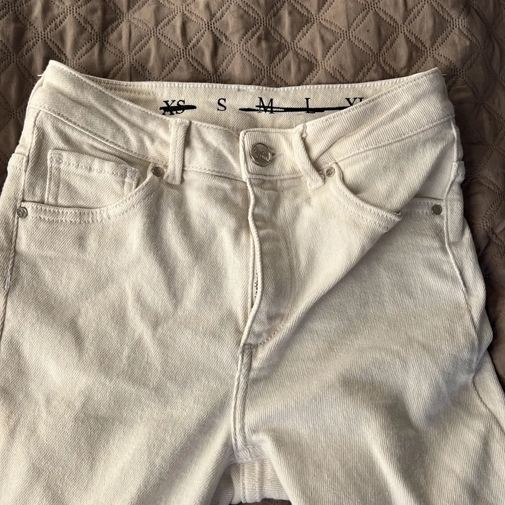 Super sköna och stretchiga jeans, lite använd och inga fläckar eller likande 🫶🏻. Jeans & Byxor.