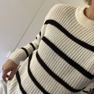 Randig stickad tröja - Som ny. Öppen för annat pris!