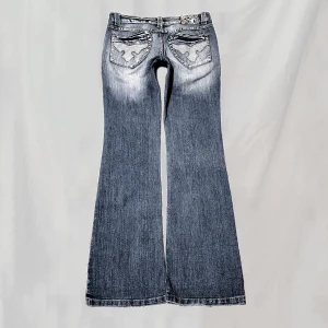 Jeans - Midja:80innerben:81 Uppskattar passa ca M(använd mått),stora på mig,håller upp. Fickorna är veckade, går eventuellt dra ut vid tvätt om så önskas. Broderi skiftar i blått i partier, vet ej hurvida de är missfärgat. Smånötta fotändar men överlag bra skick🤍