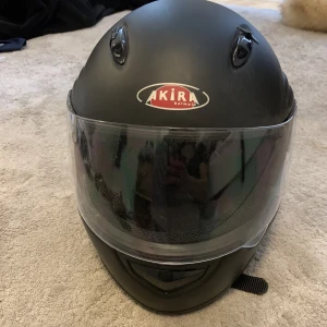Akira motorcykelhjälm  - Knappt använd, pris går att diskutera 
