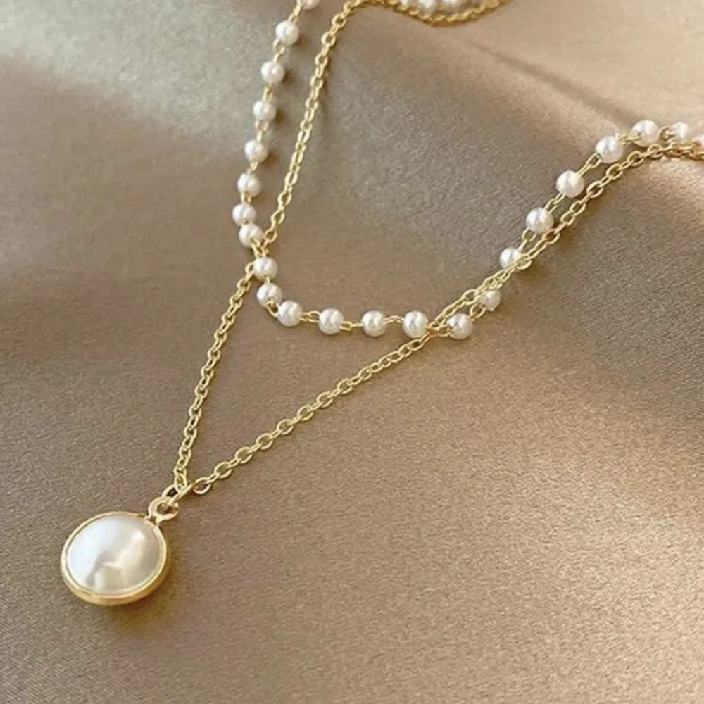 Vackert två i ett halsband med pärlor och gulddetaljer  Finns att beställa flera, självklart helt nya 😍😍😍. Accessoarer.