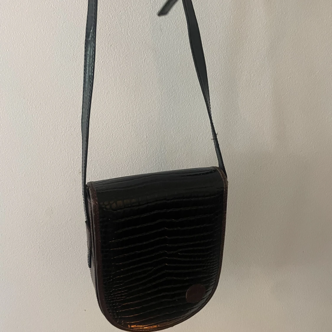 Svartbrun axelremsväska  - 91