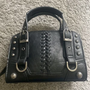 Väska  - Super söt väska nu till hösten, liknar Zadig väskan lite! 