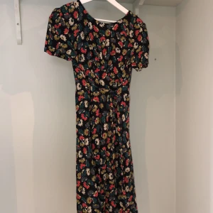 Blommig klänning  - Fin blommig klänning från indiska, använt få gånger