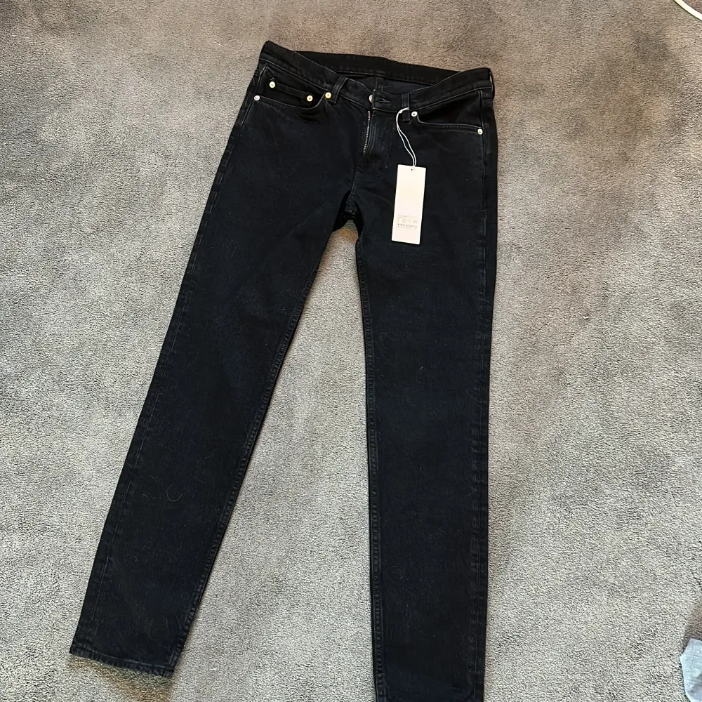 Nya svarta Arket jeans i skin stretch modell. Storlek 31/32 men väldigt tight i storleken. Ny pris 690. Jeans & Byxor.