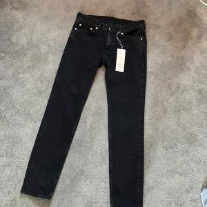 Nya svarta Arket jeans i skin stretch modell. Storlek 31/32 men väldigt tight i storleken. Ny pris 690