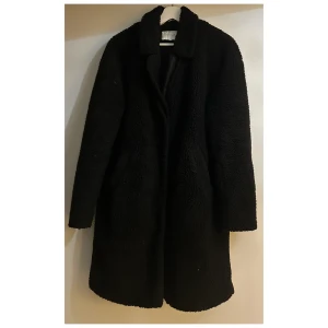 Svart "teddy" kappa - • Svart "teddy" kappa från Vila Clothes • Storlek 36/ S • Använd - i gott skick • 200kr + frakt ❗️Köparen står för frakt❗️