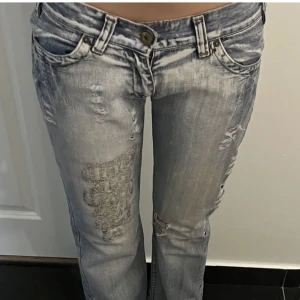 Lågmidjade jeans - Intressekoll på dessa svin snygga dolce gabbana jeans. Står inte storlek med skulle gissa xs/s. Väldigt unika jeans som inte går att  köpa längre. Fått jätte mycket komplimanger om dem💗
