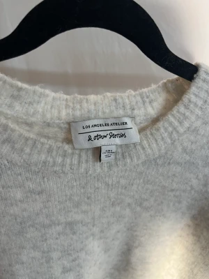 &other stories stickad tröja - Skit snygg tröja frpn &other stories. Tidlös och har perfekt passform. Säljer pga pengarbrist! KOLLA GÄRNA MINA ANDRA ANNONSER!!