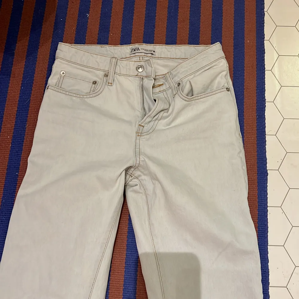 Knappt använda jeans från zara i strl 36. Får tyvärr inte på mig dom så kan inte fixa bilder med dom på😬💛 Dom är typ lite vit/grå/ljusblå i färg. Jeans & Byxor.