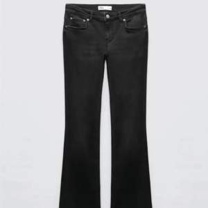 Säljer mina svarta bootcut jeans från zara i stl 36!