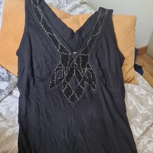 Svart blus - En svart blus i nyskick stl s från vila