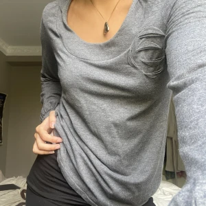 Grå hoodie - Super mysig grå hoodie med u ringning och en najs rosdetalj. Perfekt till hösten