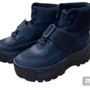 Platform vinter skor - Jättefina och jättebra för vintern. Dem är varma och man blir inte blöt om fötterna eftersom dem är platå, ungefär 5-6cm. Kostade 800 när dem köptes.