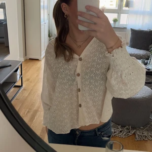 Blus - Säljer denna fina blus då den inte kommer till användning🌸 Storlek M men passar mig som har Xs-S