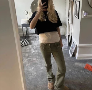 Gröna byxor  - Säljer nu mina älskade gröna hm byxor!!! De är så sjukt fina o sitter perfekt! Skriv för frågor mm🫶🫶🫶600kr vid direkt köp 