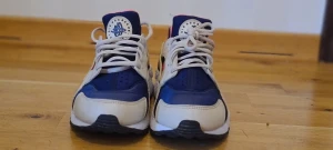 Nike sneaker  - Nike air sneakers som är använda få gånger men toppen  skick. Liten i storleken, passar bra storlek39 eller liten 40