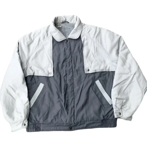 Tiklas Jacka - Dragkedjan är tyvärr trasig, Jackan har dock knappar som går att stänga jackan med istället!😊