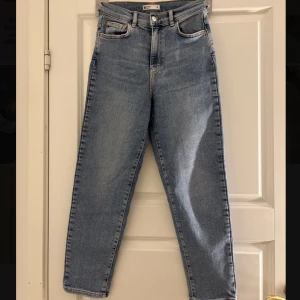 Jeans från Gina tricot  - Lite ljusare i verkligheten än va de verkar på bild. Stretchig material. Dagny mom jeans i petite. 