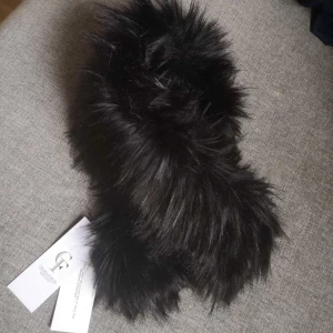 Fuskpälskrage  - Aldrig använd.