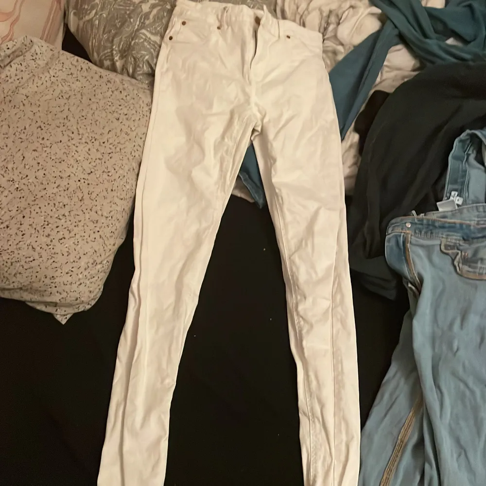 Ett par skinny jeans som är som nya bara att jag testat dem! Sitter väldigt fint på👍köpte för 399 . Jeans & Byxor.