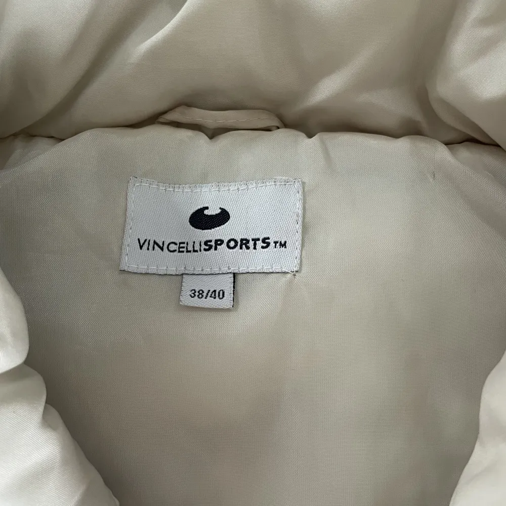 Läte denna second hand för ungefär 1 år sedan men inte kommit till användning för just mig! Storlek 38/40 men passar mig som har vanligtvis XS/S! Väldigt varm och bra material . Takit.
