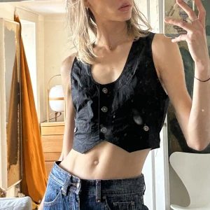 Svart väst - Vintage väst i svart. Knäpps med knappar framtill, funkar både med och utan något in under! Klär XS-M. Jag på bilden bär vanligtvis storlek S  Möts upp om så önskas🦧