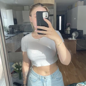 Vit t-skirt - Säljer en kroppad vit t-skirt i storlek S som är väldigt skön! Lite genomskinlig men inget märkvärdigt. Använd endast några tillfällen så den är som ny.