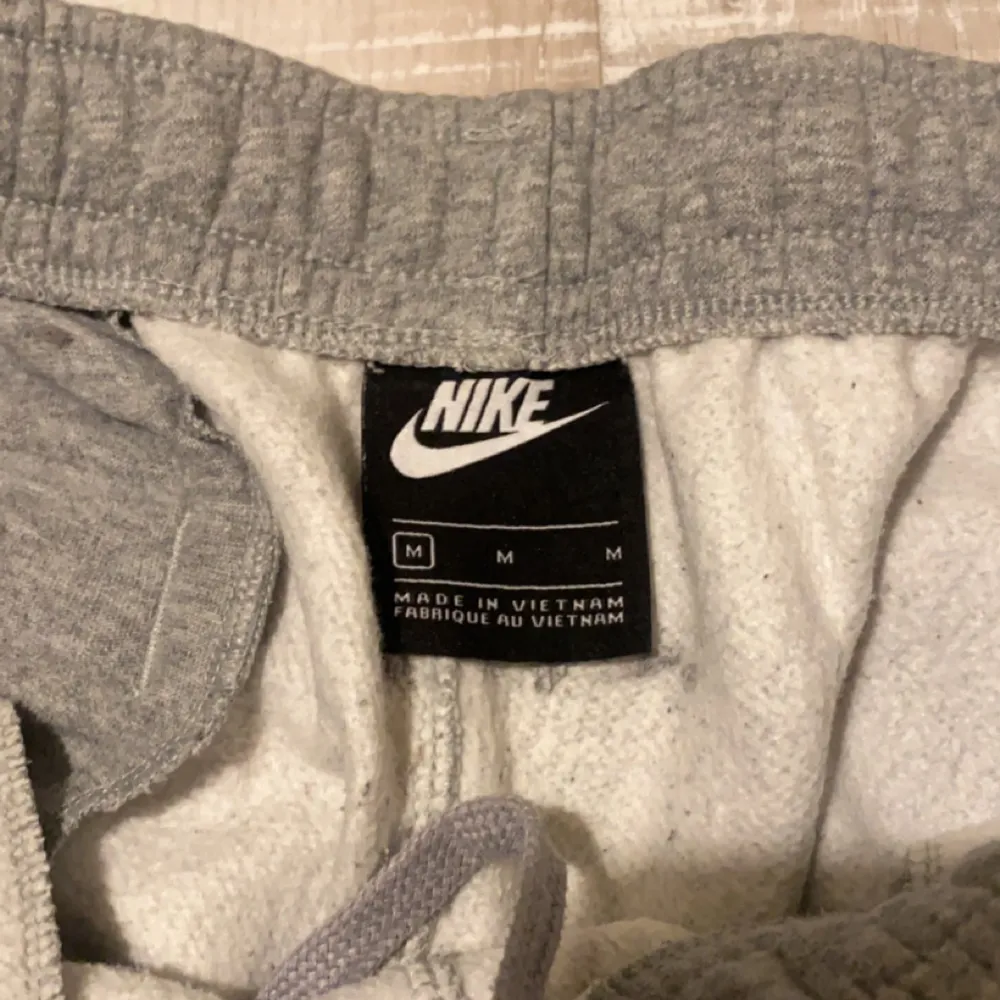 Säljer de här nike mjukisarna från XXL, knappt använda helt nya. Nypris:600 kr.. Jeans & Byxor.