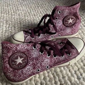 Converse - Unika converse!! Mycket bra skick 💜