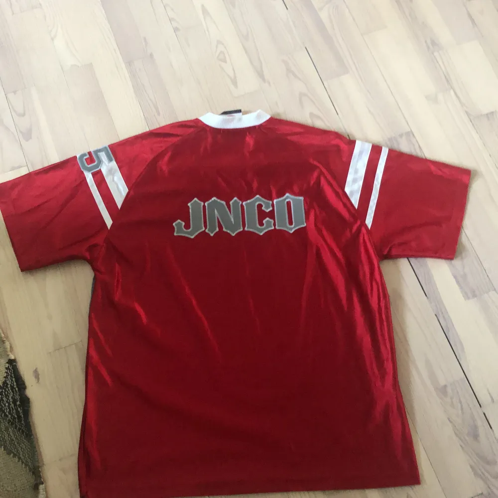 Intressekoll på rare jnco tisha/ jersey aktig, köpt på eBay, skicka offers . T-shirts.