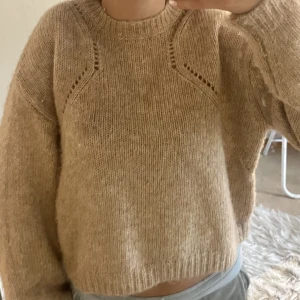 stickad tröja  - Säljer denna jättesöta laxrosa/ljusbruna tröjan från mango💞 använd ett fåtal gånger 💞