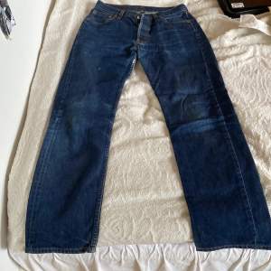 Assnygga mörkblåa levis jeans i storlek w30 l32 🌟 sitter lite baggy och lågmidjat på en xs/s, passar perfekt i längden på dig som är 165-170, super bra skick!