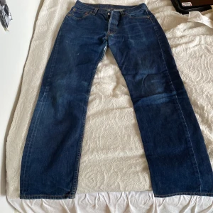 Levis Jeans 501 - Assnygga mörkblåa levis jeans i storlek w30 l32 🌟 sitter lite baggy och lågmidjat på en xs/s, passar perfekt i längden på dig som är 165-170, super bra skick!