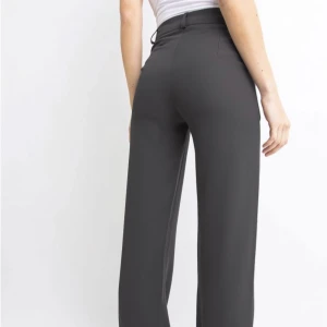 Madlady kostymbyxor  - Grå kostymbyxor från madlady. Defekt på vänster lår därav priset. Jätte bekväma.