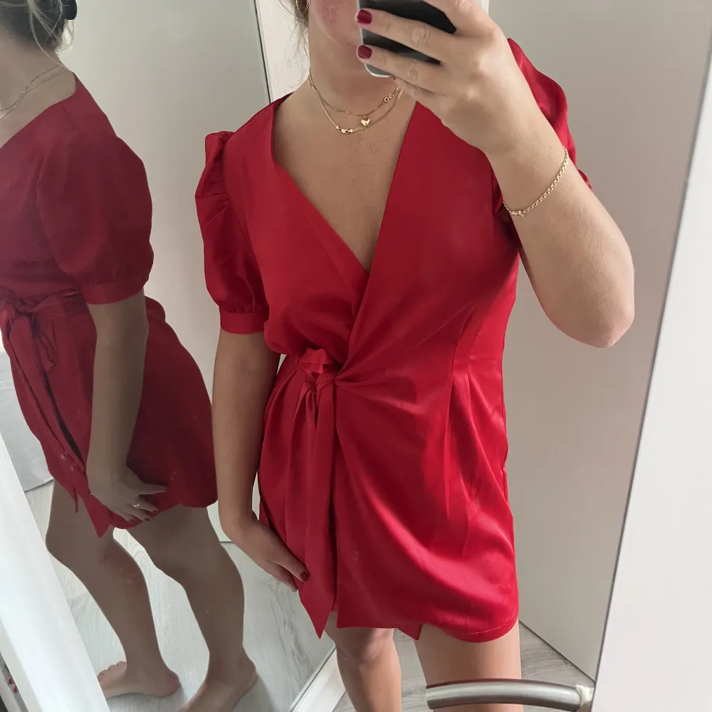 Super fin röd omlottklänning, använd en gång så väldigt fint skick. Klänningar.