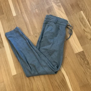 Kostymbyxor  - Gråa kostymbyxor med snörning. Liiiite noppriga där bak se bild 2