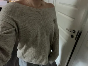 Stickad tröja - Hej, säljer denna fina stickade tröja i storlek s från vero Moda då jag ej använder den. Använt några gånger men är inga skador eller så på den, som ny! Går att använda som off-shoulder om man vill eller inte, man kan ha den lite som man vill.:)