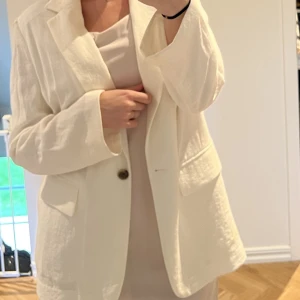 Blazer - Vit blazer från h&m, i stort sett aldrig använd. 