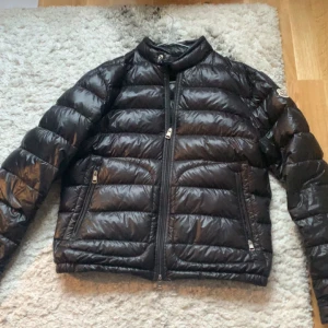 Moncler Acorus jacka  - Säljer nu min moncler jacka. Väldigt bra skick, lite flaws fler bilder och frågor på de så kan ni bara skriva!